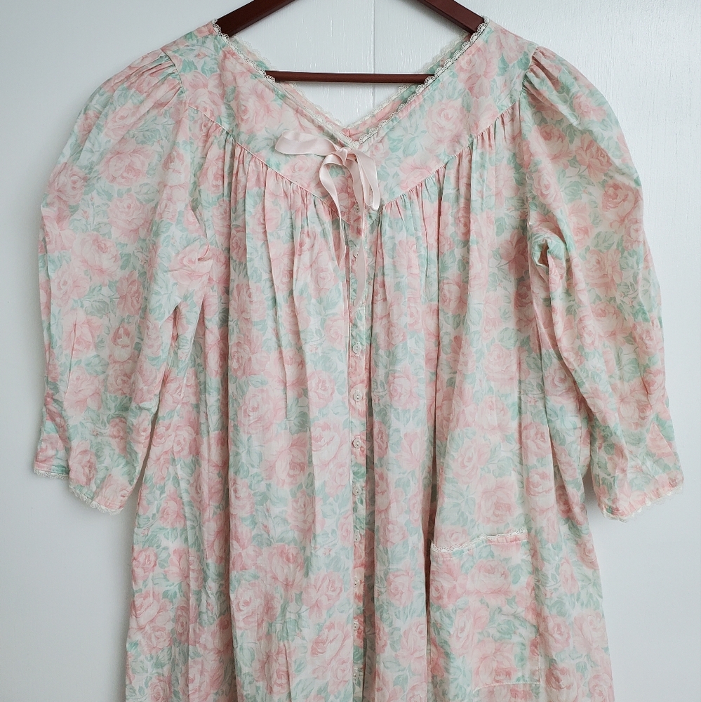 Eileen West Lawn Robe Pink Roses and Satin Bow V Neck Size Large
